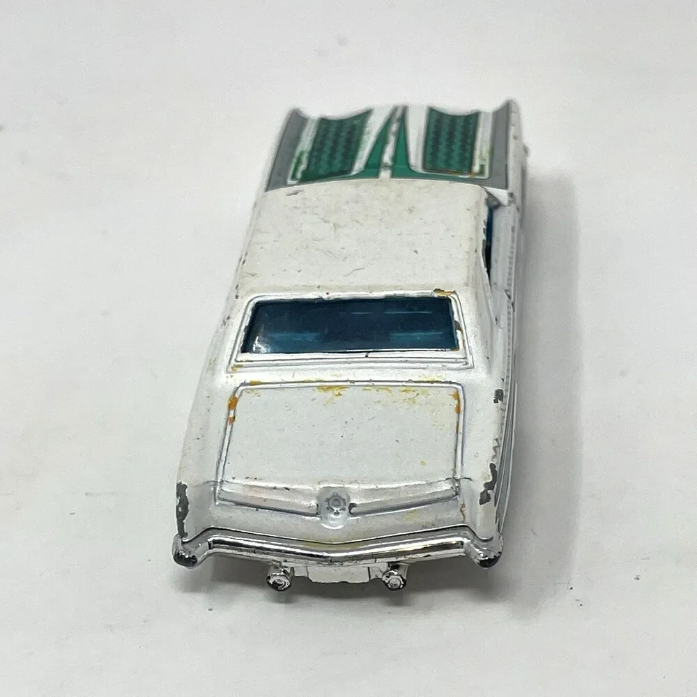 Vintage Hot Wheels ‘64 Buick Rivera 2001 Mattel Rare Diecast White‎ & Green Car